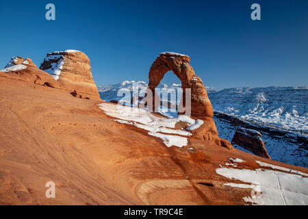 Zarte Bogen und La Sal Mountains unter Schnee, Arches-Nationalpark, Moab, Utah, USA Stockfoto