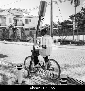 Mann, Radfahren, Ambergris Caye, San Pedro, Belize, Belize Stockfoto