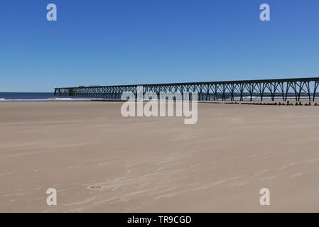 Steetley Pier in der Nähe von Hartlepool, Couty Durham, England UK - vom Strand genommen. Pier wurde Meerwasser für lokale Magnesia Industrie zu sammeln Stockfoto