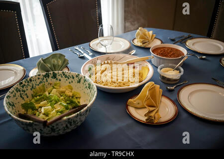 Ältere italienische Dame ist das Vorbereiten und Kochen ein Spaghetti Abendessen in Ihrer Küche für Freunde und Gäste auf Ihrem own​ Herd in Ihrer Küche zu Hause. Stockfoto