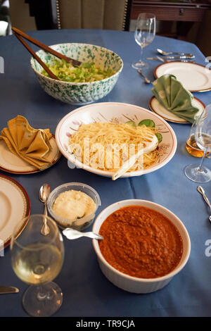 Ältere italienische Dame ist das Vorbereiten und Kochen ein Spaghetti Abendessen in Ihrer Küche für Freunde und Gäste auf Ihrem own​ Herd in Ihrer Küche zu Hause. Stockfoto