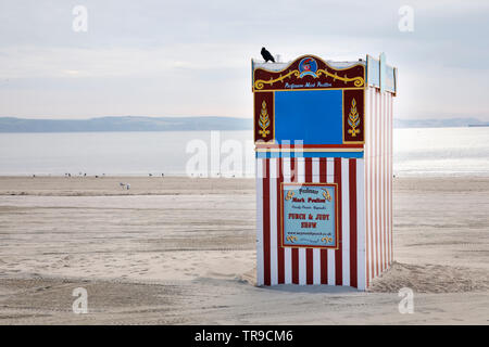 WEYMOUTH, Großbritannien - Mai 24th, 2019: eine rot-weiß gestreifte Holz- Punch und Judy-Stand auf einem Strand in Dorchester, Dorset GROSSBRITANNIEN. Stockfoto