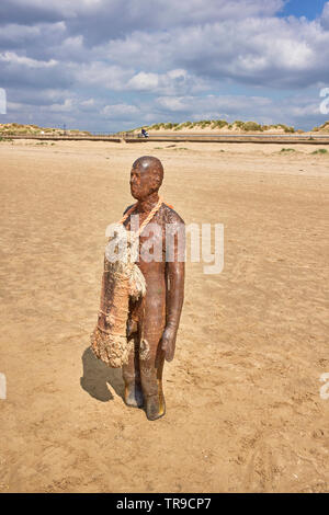 Anthony's Gormley Statuen "Ein anderes Mal" in den Sand am Crosby Beach, Merseyside Stockfoto