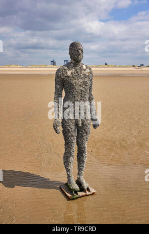 Eine von Anthony's Gormley Statuen "Ein anderes Mal" in den Sand am Crosby Beach, Merseyside Stockfoto