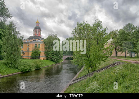 SAINT-Petersburg, Russland - 29. MAI 2019: Saint Alexander Newski Lavra. Verkündigung der Kirche und die Kirche des Heiligen Lazarus auf der rechten Seite Stockfoto