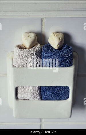 Für Sie und Ihn Seifen und flannells zusammen in einem traditionellen Toilettenpapierhalter Stockfoto