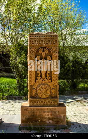 Khachkar der rote Stein mit floralen Mustern und ein Symbol der Ewigkeit in den Park der Tempel der Heiligen Märtyrer im Dorf Tegenik in Armenien Stockfoto