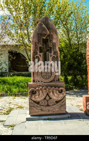 Stilisierte Pfaue auf grauem Stein khachkar in einem Park in der Nähe der Kirche der Heiligen Märtyrer im Dorf Teghenik in Armenien geschnitzt Stockfoto