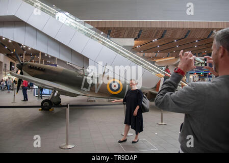 London, Großbritannien. 31. Mai, 2019. Eine Replik Supermarine Spitfire sitzt auf die bahnhofshalle an der London Bridge Station. Durch das Imperial War Museum Installiert auf 75 Jahre seit der D-Day Landungen zu markieren. Credit: Claire Doherty/Alamy leben Nachrichten Stockfoto