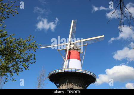 Der obere Teil der Molen De Valk, ist eine historische Windmühle in Leiden, Niederlande jetzt ein Museum. Es ist in einer niederländischen für King's Tag gewickelt. Stockfoto