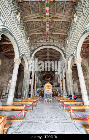 Italien, Florenz - 11. Mai 2019, im Mittelgang der Kirche San Miniato al Monte in Florenz, Toskana - Italien vertikale crop Stockfoto