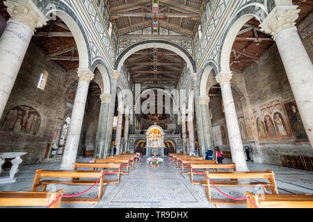 Italien, Florenz - 11. Mai 2019, im Mittelgang der Kirche San Miniato al Monte in Florenz, Toskana - Italien Stockfoto