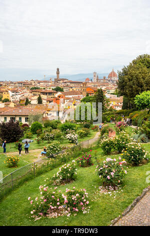 Ansicht der Stadt von Florenz aus dem Giardino delle Rose - Rose Garden - öffentlichen Park in Florenz, Toskana - Italien vertikales Format