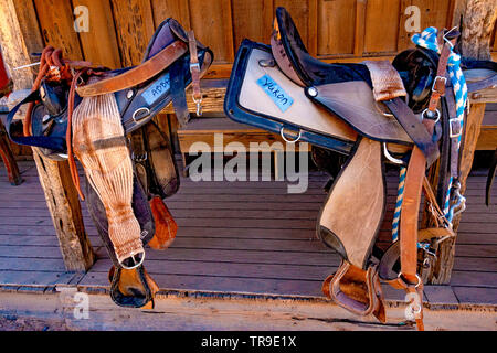 Sättel mit Namen Ihres Pferdes, in White Stallion Ranch, eine Dude Ranch außerhalb von Tucson, AZ verwendet werden. Stockfoto