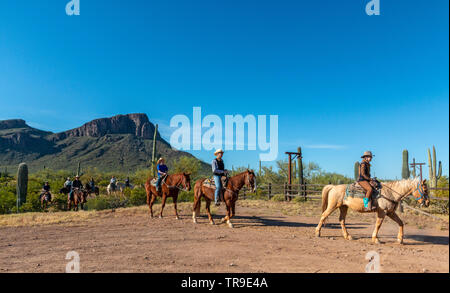 Gäste auf Frühstück Fahrt im White Stallion Ranch, eine Dude Ranch außerhalb von Tucson, AZ. Stockfoto