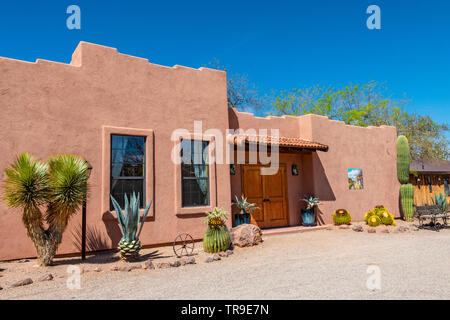 Eines der Gebäude mit verschiedenen Kakteen wachsen außerhalb des White Stallion Ranch, eine Dude Ranch außerhalb von Tucson, AZ. Stockfoto