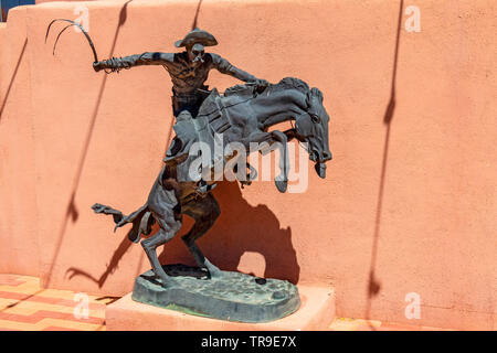 Skulptur von Cowboy auf ein Ruckeln bronco außerhalb eines Gebäudes im White Stallion Ranch, eine Dude Ranch außerhalb von Tucson, AZ. Stockfoto