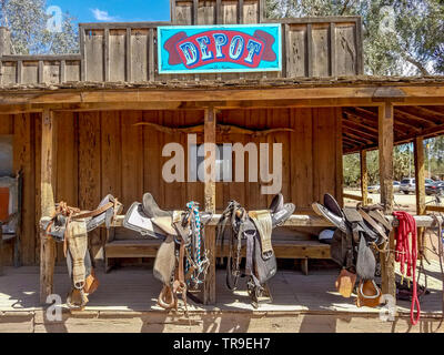Sättel mit Namen Ihres Pferdes, in White Stallion Ranch, eine Dude Ranch außerhalb von Tucson, AZ verwendet werden. Stockfoto