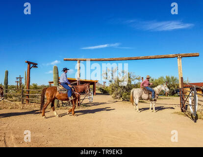 Gäste auf dem Rücken der Pferde kommen zum Frühstück im White Stallion Ranch, eine Dude Ranch außerhalb von Tucson, AZ. Stockfoto