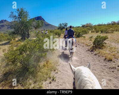 Gäste auf langsame Fahrt im White Stallion Ranch, eine Dude Ranch außerhalb von Tucson, AZ. Stockfoto