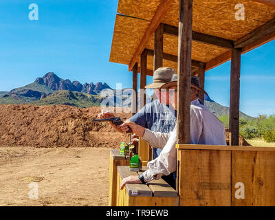 Schießen mit Gewehr und Six Shooter im White Stallion Ranch, eine Dude Ranch außerhalb von Tucson, AZ. Stockfoto