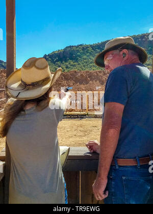 Schießen mit Gewehr und Six Shooter im White Stallion Ranch, eine Dude Ranch außerhalb von Tucson, AZ. Stockfoto