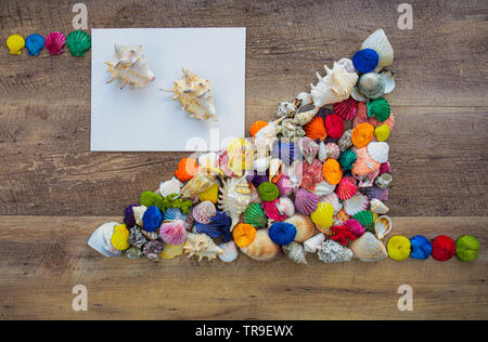 Kreative seashells Zusammensetzung auf Holz Hintergrund. Sommer minimalen Begriff. Stockfoto