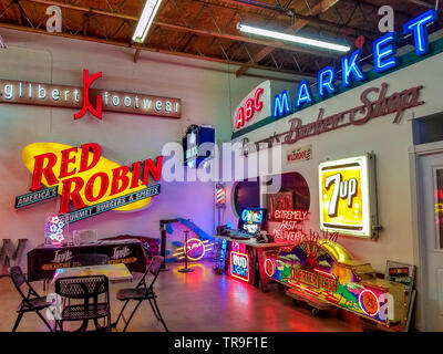 Entzünden Zeichen Kunstmuseum in Tucson, AZ. Ordentlich restauriert Leuchtreklamen und vielen art deco Ära Erinnerungsstücke. Stockfoto