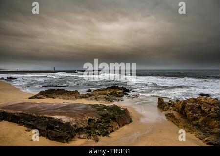 Carneiro Strand in Porto im Frühjahr mit der rauhen See und cludy Tag Stockfoto