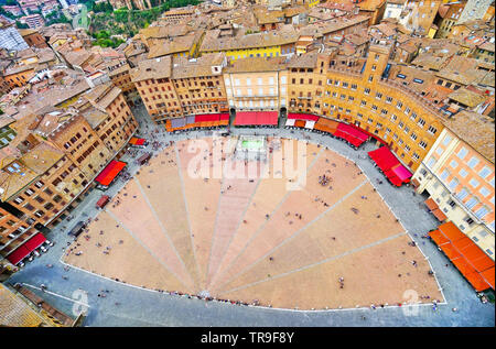 Blick auf das historische Stadtbild und Campo in Siena, Italien. Stockfoto