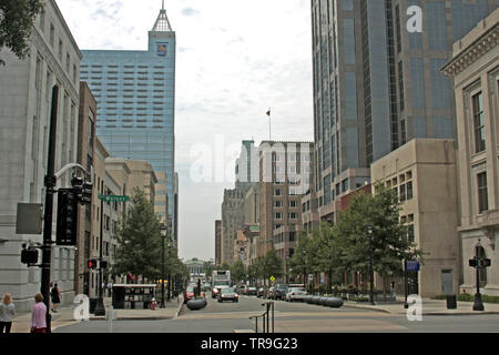 Anzeigen von Fayetteville St von der NC State Capitol in die Duke Energy Center für Darstellende Künste in der Innenstadt von Raleigh, NC, USA Stockfoto