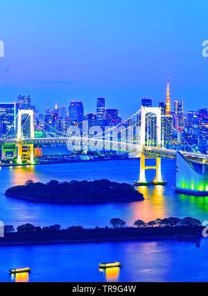 Blick auf die Bucht von Tokio und Rainbow Bridge bei Nacht in Tokio. Stockfoto