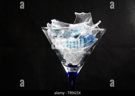 Glasscherben vor schwarzem Hintergrund fotografiert. Stockfoto