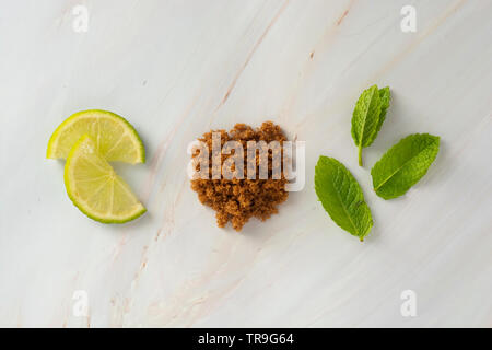 Brauner Zucker in Metall Löffel auf helle, Marmor Hintergrund mit kopieren. Dessert Zutat, Zucker süchtig Stockfoto