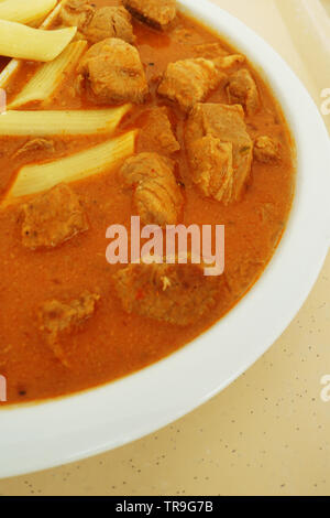 Gulasch mit Sauce und Nudeln zum Abendessen auf dem Tablett serviert. Stockfoto