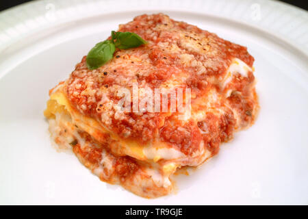 Italienische Lebensmittelrezepte. Lasagne Nudeln mit Tomaten, Fleisch und Käse Stockfoto