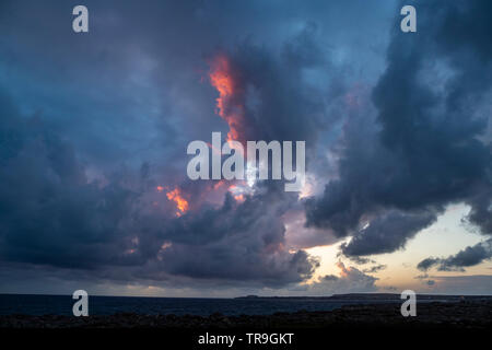 Dramic Wolken bei Sonnenuntergang, Cala Blanca, in der Nähe von Ciutadella, Menorca, Spanien Stockfoto