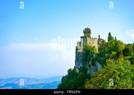 Ansicht der Cesta Tower auf der Spitze des Monte Titano in San Marino. Das Land ist in Italien. Stockfoto