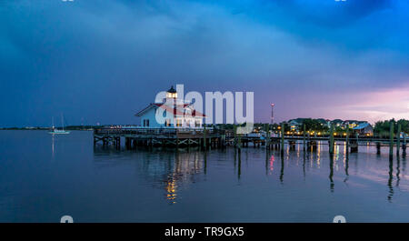 Die Roanoke Marschen Leuchtturm spiegelt sich in der Croatan Sound als Sonnenuntergang in Manteo, North Carolina, USA. Stockfoto