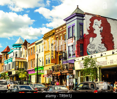 Frau der Orgel Restaurant und Bar mit Wandmalereien und die umliegenden Gebäude in Washington, DC, USA. Stockfoto