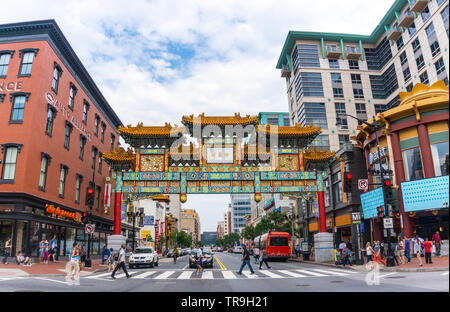Fußgänger an zebrastreifen unter der Freundschaft Arch in Chinatown, Washington, DC, USA. Stockfoto