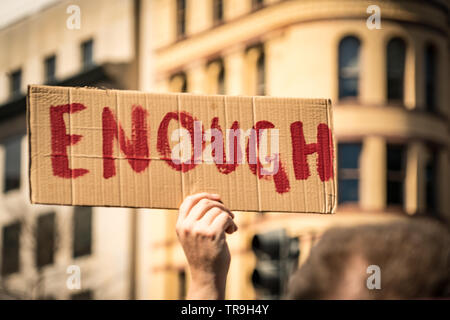 Demonstrant hält bis Karton Schild 'genug' im März für unser Leben Kundgebung in Washington, DC, USA am 24. März 2018. Stockfoto