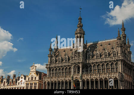 Fassade im gotischen Stil von Brüssel City Museum und belgische Fahne, am Grand Place. Lebendige und freundliche Stadt und die Hauptstadt von Belgien. Stockfoto