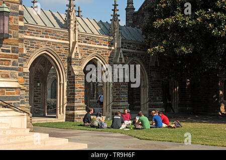 Gruppe von Studenten auf dem Rasen der Duke University, durch den Herzog Kapelle. Durham, NC, USA. Stockfoto