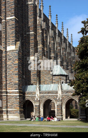 Gruppe von Studenten auf dem Rasen der Duke University, durch den Herzog Kapelle. Durham, NC, USA. Stockfoto