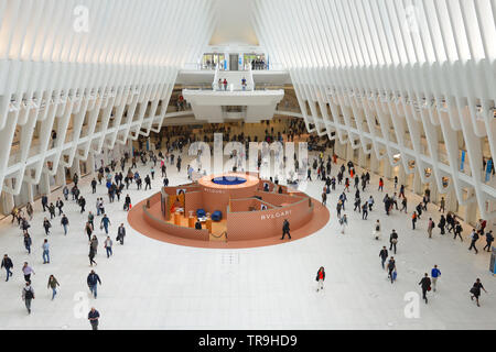 Westfield World Trade Center, Einkaufszentrum am World Trade Center Komplex in Manhattan. BULGARI BOUTIQUE in Oculus Mall Stockfoto