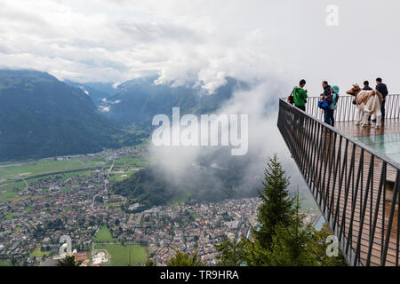 Luftaufnahme von Interlaken, Berner Oberland. Blick von der Aussichtsplattform auf Harder Kulm, mit Berge und Tal im Hintergrund. Stockfoto