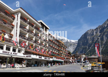 Hotel Kreuz & Post auf Dorfstrasser in der Schweizer Bergwelt von Grindelwald. Dies ist eine beliebte Touristenattraktion im Sommer und für Wintersport. Stockfoto