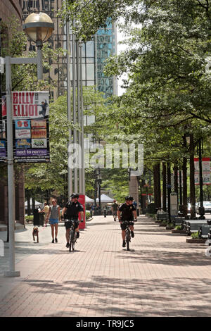 Polizisten patrouillieren auf Fahrräder in der Innenstadt von Charlotte, NC, USA Stockfoto