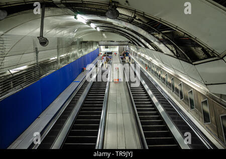 Rolltreppen führen nach oben in einer Londoner U-Bahn Station Stockfoto